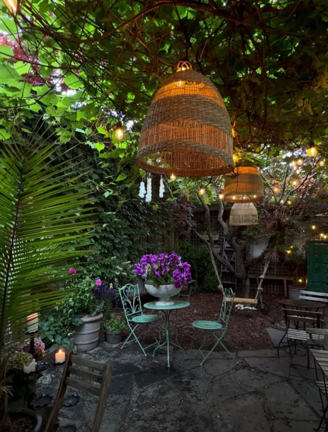 Ivy-covered seating nook at Cafe23